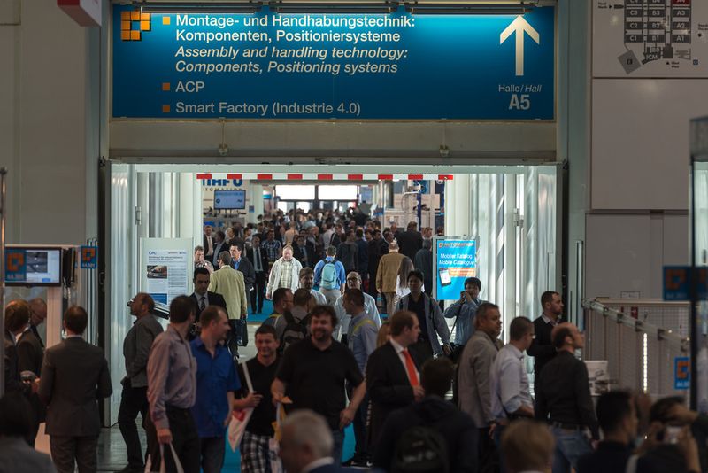 Am 3. Juni 2014 öffnete die Automatica in München wieder ihre Tore. Der Besuchermagnet sind in diesem Jahr ganz klar die Serviceroboter, die auf der Messe erstmals in einem eigenen Ausstellungsbereich präsentiert werden. (Thomas Plettenberg/Messe München)