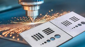 Präzise Power von Arku: Der EdgeBreaker 3000 Fiber zeigt seine Stärke bei der Entfernung harter Grate, wie sie typischerweise beim Schneiden mit dem Fiberlaser entstehen (Bild: Arku)