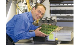 Christian Ranzinger, Prokurist und Leiter Technologie bei CONTAG erklärt die Grundlagen der impedanzkontrollierten Leiterzüge (Archiv: Vogel Business Media)