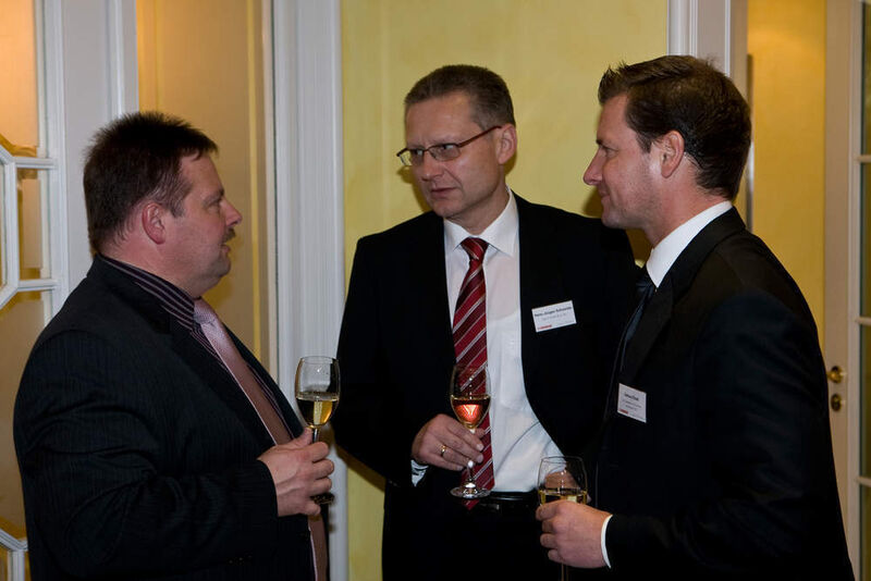 Jörg KLawitter von Fröhlich + Walter (li.) mit Hans-Jörg Schneider von DexxIT und Gerhard Trinkl von DCI. (Archiv: Vogel Business Media)
