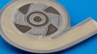 Querschnitt des Prototyps der Herzpumpe. Gut sichtbar sind die dunkelgrauen magnetischen Komponenten, die direkt in das Filament eingearbeitet sind.  (Kai von Petersdorff-Campen / ETH Zürich)