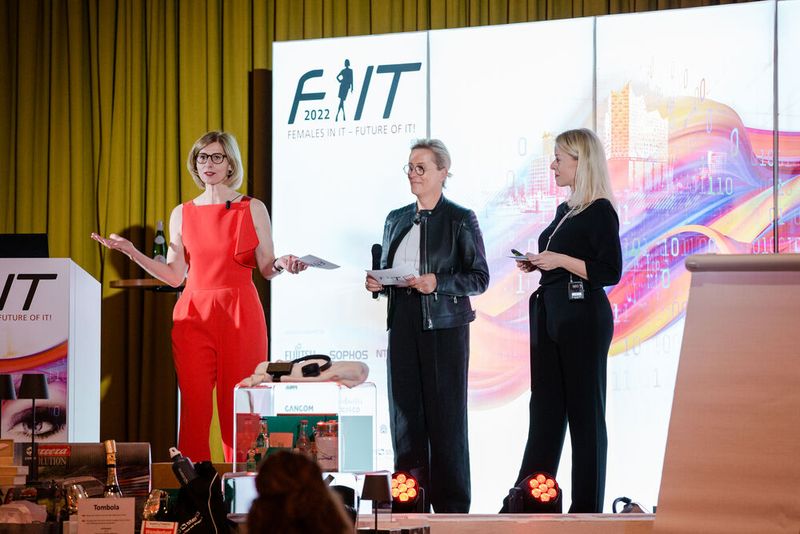 Daniela Schilling, Eva Kanzler und Evelyn Vogt begrüßten die Teilnehmerinnen zum FIT-Kongress 2022. (Bild: www.hamann.photo)