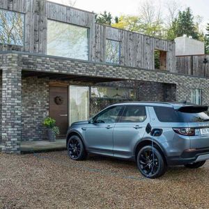 Auch den Discovery Sport gibt es nun als PHEV mit einer elektrichen Reichweite bis zu 64 Kilometer. (Bild:  Land Rover)