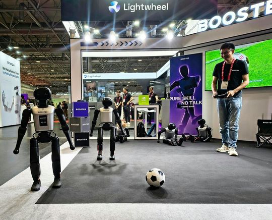 Numerous robots are still manually controlled by humans.(Image:  APA/Christoph Schlemmer)