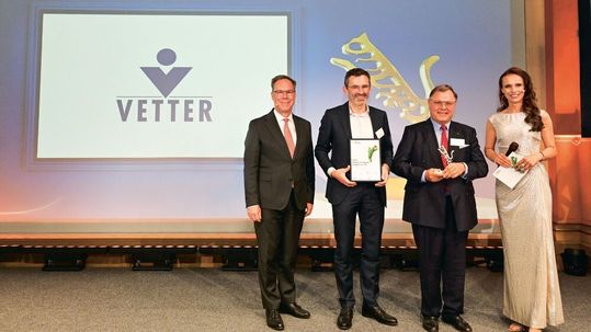 Senator h.c. Udo J. Vetter, Beiratsvorsitzender und Mitglied der Inhaberfamilie (Zweiter von rechts) und Vetter-Geschäftsführer Titus Ottinger (Zweiter von links) bei der Preisübergabe mit Holger Lösch, stellvertretender Hauptgeschäftsführer des Bundesverbandes der Deutschen Industrie (Erster von links) und Moderatorin Susanne Schöne.(Bild:  Vetter)