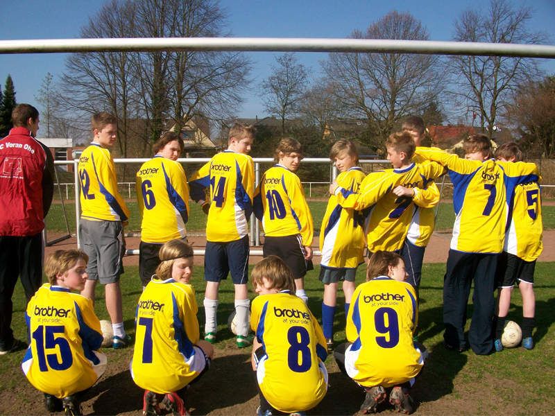 Die Trainerin der C-Jugend des FC Voran Ohe bedankt sich auf diese Art für das unerwartete Sponsoring. (Archiv: Vogel Business Media)