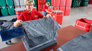 Ganze 600 g wiegt die 60 x 90 qcm große Matte. (Mewa)