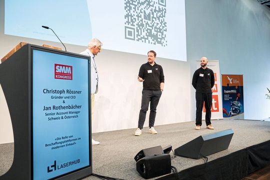 Christoph Rössner (Mitte), Gründer und CEO, sowie Jan Rothenbächer (rechts), Senior Account Manager, von der Laserhub GmbH sind offen für neue Produktionspartner. Mit Moderator Heiko Visarius diskutierten sie über das «Henne-Ei-Problem» einer Beschaffungsplattform.(Bild:  Thomas Entzeroth)