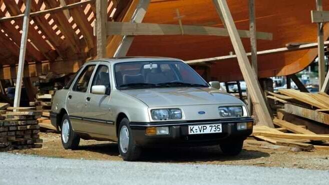Zu viel Avantgarde für konservative Ford-Käufer: Der 1982 eingeführte Sierra zeigte bahnbrechendes Design, erreichte aber nicht die erhoffte Akzeptanz. Zwischen Sommer 1982 und Frühjahr 1993 wurden insgesamt 2.700.500 Exemplare in Deutschland, Belgien, Großbritannien, Südafrika, Venezuela, Argentinien und Neuseeland in zwei Modellreihen produziert. Bei seiner Präsentation am 30. September 1982 auf dem Pariser Salon sorgten die strömungsgünstige, rundliche Form mit einem Strömungswiderstandskoeffizienten (cw) von 0,34 und das Schrägheck (auch „Aero-Heck“ genannt) für großes Aufsehen. (Bild: Ford)