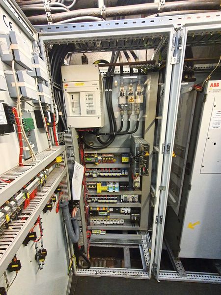 Die alte DCS500-Technik der Baggerpumpe 2.  (Bild: ABB)