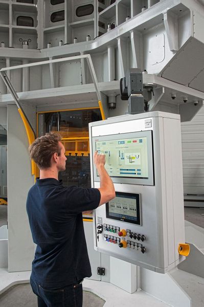 Bild 6: Ein PtU-Spezialist an der Steuerung der 3D-Servopresse. Zukünftig sollen hier die Messwerte des Netzanalysators verstärkt einfließen. (Bild: M. Witzsch)