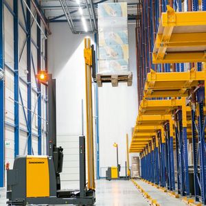 Die Auto Pallet Mover (APM) von Jungheinrich können bis 2,5 t transportieren und erreichen Hubhöhen bis 4 m.(Bild:  Jungheinrich)