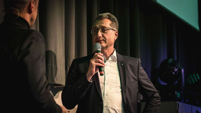 Nachdem die Finalisten des Wettbewerbs mit Videos vorgestellt wurden, erklärten Mitglieder der Jury, wovon sie besonders beeindruckt waren. Den Anfang machte Joachim Heim von Dekra Automotive Solutions. (Bild: Stefan Bausewein)