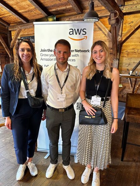 (v. l.) Alexadra Ritter, Maximilian Lang und  Jenna Hillringhaus (Arrow) kennen sich bei AWS Themen bestens aus. (Bild: Vogel IT-Medien )