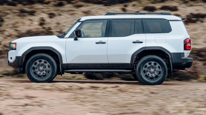 Gewöhnungsbedürftig sind die Abmessungen des Land Cruiser 250. Innenstädte und Parkhäuser zählen nicht zu seinen Lieblingsrevieren. (Bild: Toyota)