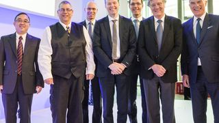 Prof. Xiangwu Zhang, Prof. Stuart Licht, Dr. Steffen Waglöhner, Prof. Patrik Johansson, Dr. Dominique Moulin, Prof. James Evans, Prof. Paul Wright (von links nach rechts) (BASF SE)
