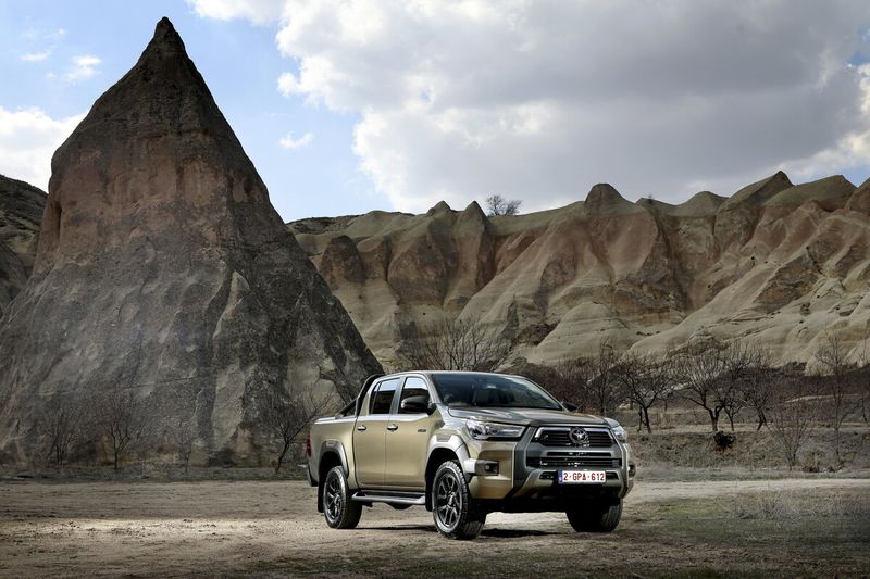 Der Hilux rollt bereits seit zehn Jahren über die und neben den Straßen. (Bild: Toyota)