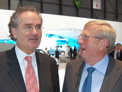 Autohändler unter sich: Der Chef der Weller-Gruppe, Burkard Weller, im Gespräch mit dem ehemaligen Opel-Partner Horst Willner. (Archiv: Vogel Business Media)