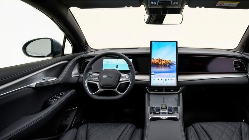 Der 15,6 Zoll große Bildschirm lässt sich auf Knopfdruck zwischen Hoch- oder Querformat drehen. (Bild: BYD)