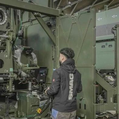 Courage Rewarded! Mobile antenna systems for military use are the specialty of SMAG, based in Salzgitter. Now the company has taken the plunge into the stock market—and it has paid off. (Source: SMAG)