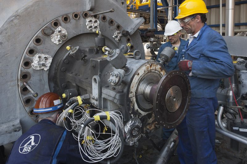 Komponenten der Anlage wie dieser Turbokompressor werden bei Borealis in Schwechat, Österreich, genau untersucht. (Bild: Bilfinger Berger Industrial Services)
