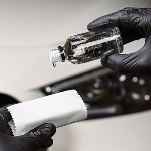 Bereits das Auftragen einer Lackversiegelung erfordert Aufmerksamkeit und strikte Einhaltung der Anleitung.(Bild:  Servfaces)