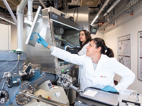 Empa-Forscherinnen Chiara Menegus (hinten) und Claudia Cancellieri wollen untersuchen, wie Wasserstoff mit den dünnen Oxidschichten auf hochfesten Stählen interagiert.(Bild:  Empa)