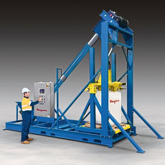 Das in sich geschlossenen Hochleistungs-Big-Bag-Befüllsystem befüllt Feststoffe mit hohem Schüttgewicht, abrasiven und schwierig handzuhabenden Eigenschaften in Big Bags, die in Bergbau, Glas-/Keramik- und weiteren anspruchsvollen Anwendungen zum Einsatz kommen.(Bild:  Flexicon)