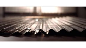 ZeroCoreVac-Paneele basieren auf dem bewährten Funktionsprinzip
der Thermoskanne – aber flach. Sie reduzieren die Dämmstärke um bis zu 70 % und senken
den Energiebedarf um bis zu 60 %. (Bild: V21 GmbH)