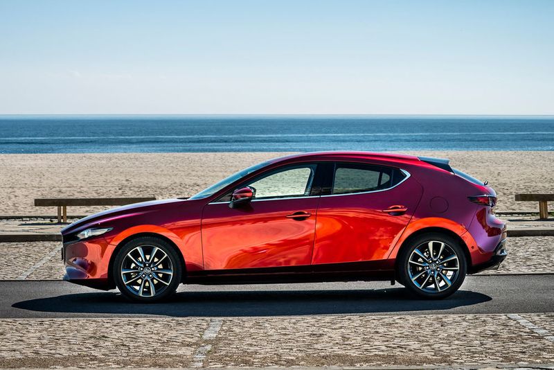Intensiv gewidmet haben sich die Designer auch dem Lichteinfall auf den Seitenflächen. Besonders gut zum Tragen kommt das beim Mazda 3 in der Farbe Magmarot Metallic. (davidlfsmith)