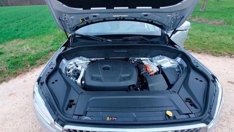 3. Der Antrieb:  Er besteht aus einem Turbo-Vierzylinder-Motor mit 2,0 Liter Hubraum und 228 kW/310 PS sowie einem Elektromotor mit 107 kW/145 PS. Das ergibt eine Systemleistung von 335 kW/455 PS.  (Bild: Mauritz – VCG)