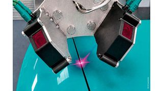 Die beiden Lichtschnittsensoren „VMT LineRunner“ sieht man hier in Aktioin. Sie sind in einer Doppelkopfanordnung in etwa rechtwinklig zueinander montiert. Dadurch können beide Sensoren jeweils unter etwa 45° in den Spalt hinein messen. (Bild: Polyplan)