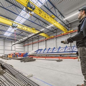 Die Entladung und der Weitertransport der Rohstoffe erfolgen im Smart-Tandem.(Bild:  Demag)