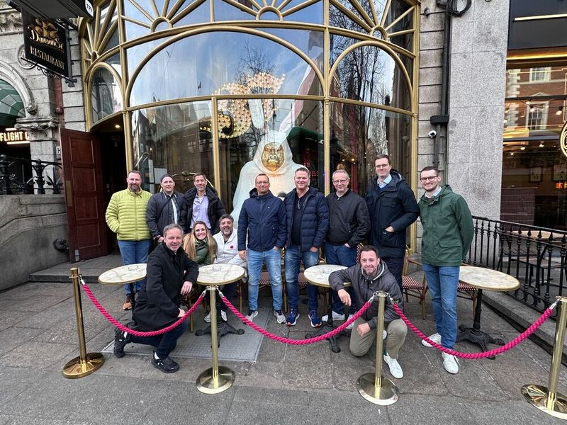 Wahre Dartfans in Dublin: (v. l.) Thomas Schiefer (Displaynd), David Lehwald (Radio P. O. S.), Fabian Scholz (Komma,tec), Laura Düser (SOLUM), Deniz Üstün (e-sytems), Chris Wimmer (Acer Being Signage), Dirk Bürger (SOLUM), Volker Scharnberg, Florian Kinscher & Justus Grüter (ITZ Display Solutions), Michael Gordalla (l.. v., Heyden-Securit) und Zan Bazika (SOLUM). Aber ist das nicht der falsche Laden für Euch? (Bild: Vogel IT-Medien GmbH)
