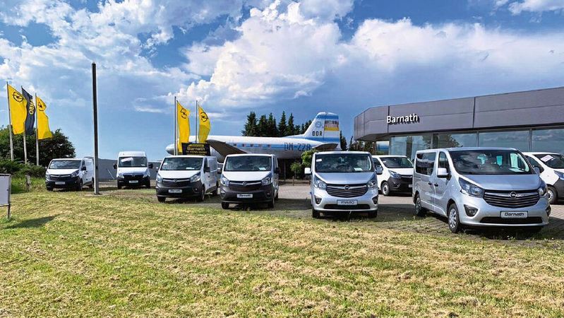 Auf dem Gelände des Opel-Autohauses Barnath in Reichenbach steht die erste in Dresden gebaute Iljuschin Il-14.(Bild:  Autohaus Barnath)