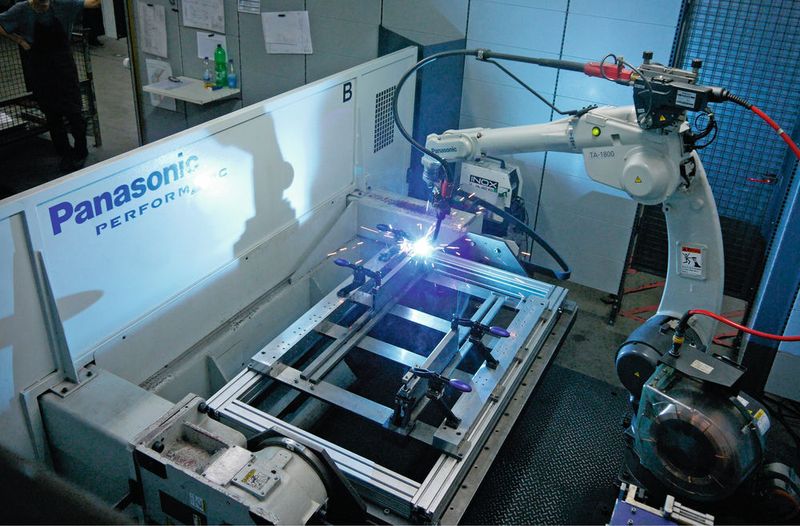 Robotergestützte Panasonic-Schweißtechnik konnte bei einem namhaften Hersteller von Regalsystemen die Qualität der Schweißnähte erheblich verbessern sowie die Produktivität steigern. (Bild: Panasonic)