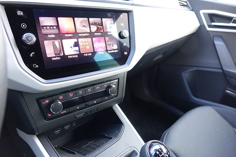 Ein Acht-Zoll-Media-System „Plus“ inklusive Full-Link-Technologie zur Vernetzung des Autos mit dem Smartphone sowie eine induktive Ladestation sind im Xcellence-Paket dabei. (Jens Scheiner)