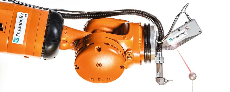 Bild 6: Entwickelter Endeffektor während der Kalibrierung des Sensors. (Bild: Fraunhofer IPA)