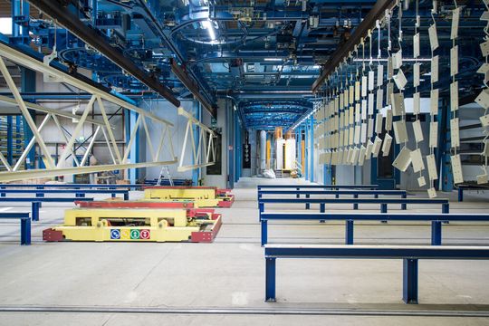 Fachwerkträger in der Pulverbeschichtung im Bielefelder Stahlbauwerk. Fachwerkträger in der Pulverbeschichtung im Bielefelder Stahlbauwerk.