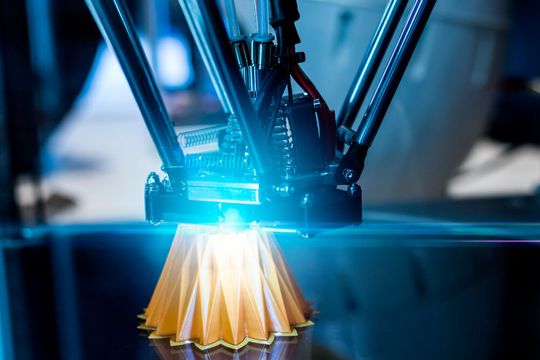 Viele Unternehmen setzen inzwischen auf 3D-Druck. Welche Kosten dabei anfallen und was sie beachten sollten, stellen wir vor. Viele Unternehmen setzen inzwischen auf 3D-Druck. Welche Kosten dabei anfallen und was sie beachten sollten, stellen wir vor.