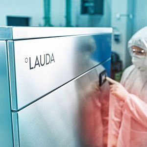 Mit der Markteinführung der leistungsfähigen Ultratemp Prozessthermostate erweitert Lauda sein Leistungsangebot für innovative Temperierlösungen, die die Produktivität und Effizienz in der Biotechnologie, Pharmazie und Industrie weltweit vorantreiben.(Bild:  Lauda)