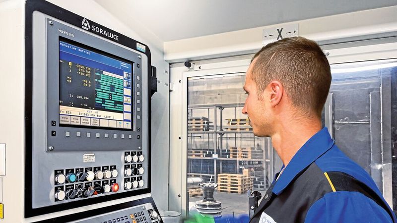 Sowohl zum Einrichten als auch zum Bedienen des CNC-Bohr- und Fräszentrums genügt lediglich eine Person, sodass trotz der extremen Anforderungen kaum Personalaufwand erforderlich ist. (Bild: neumeister.de)