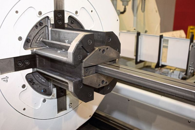 Ein Rohrstück eingespannt, und fertig für den präzisen Laserschnitt mit der Trulaser Tube 5000 fiber von Trumpf. Die verarbeiteten Rohre sind dabei bis zu 6,3 m lang und maximal 10 mm stark. Die Trulaser Tube 5000 fiber sei so konstruiert, dass der Bediener die Be- und Entladeseite jederzeit gut erreichen könne.  (Bild: P. Malecki / Fotogloria)