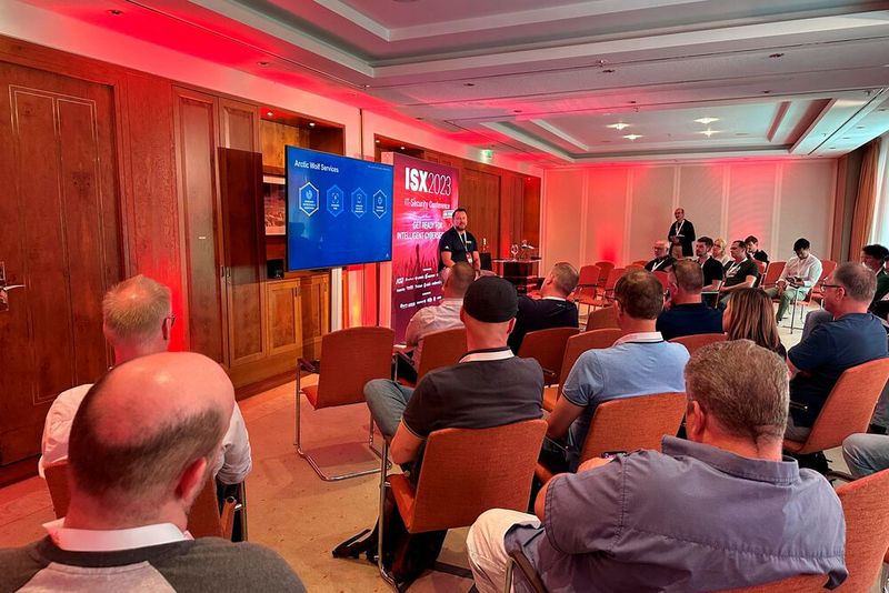 Die Tech-Stage lockte mit Tech-Talks, Live-Demos und neuen Infos zu Tools und Technologien.  (Bild: Vogel IT-Akademie)