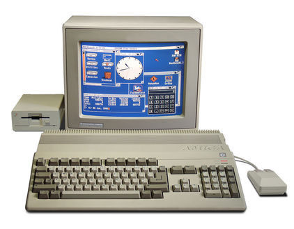 Der Amiga 500 zielte auf Heimanwender. Anders als beim Ur-Amiga 1000 waren Tastatur, Recheneinheit und das primäre Floppy-Laufwerk im selben Gehäuse untergebracht. Mit einem Preis unterhalb von 1000 Mark war der „Fünfhunderter“ für Heimanwender erschwinglich. (Bild: Bill Bertram/CC BY-SA 2.5)