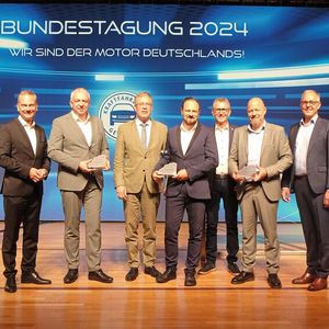 Verleihung des Blauen Kalligraphen: (v. l.) ZDK-Präsident Arne Joswig, Präsident Michael Schneider (Sachsen), Geschäftsführer Jan-Nikolas Sontag (Schleswig-Holstein), Michael Kahl (hoheitliche Aufgaben), Präsident Frank Mund (NRW), Obermeister Martin Krohn (Hamburg) und Dirk Nusselt (Fuchs Lubricants)(Bild:  Zietz - VCG)