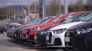 Rückrufe kosten Zeit, Nerven und auch Geld. Für Fuhrparks wird es ärgerlich, wenn mehrere betroffene Fahrzeuge in die Werkstatt müssen. Mancher Unmut landet dann beim Händler. (Bild: Alphartis)