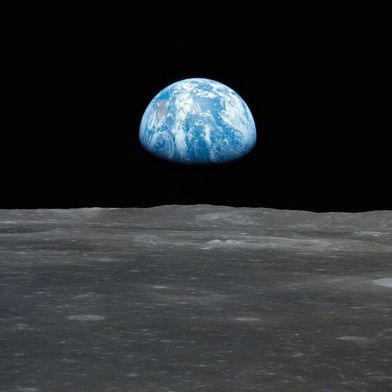 Lunare Urbanisation! Wenn es nach Elon Musk geht, dann würden in etwa zehn Jahren Menschen von einer Mondstadt aus den Erdaufgang bewundern können. Den Mars will er zwar auch weiterhin besiedeln, aber das dauert ihm jetzt erstmal zu lang ... (Bild: Lunarick)