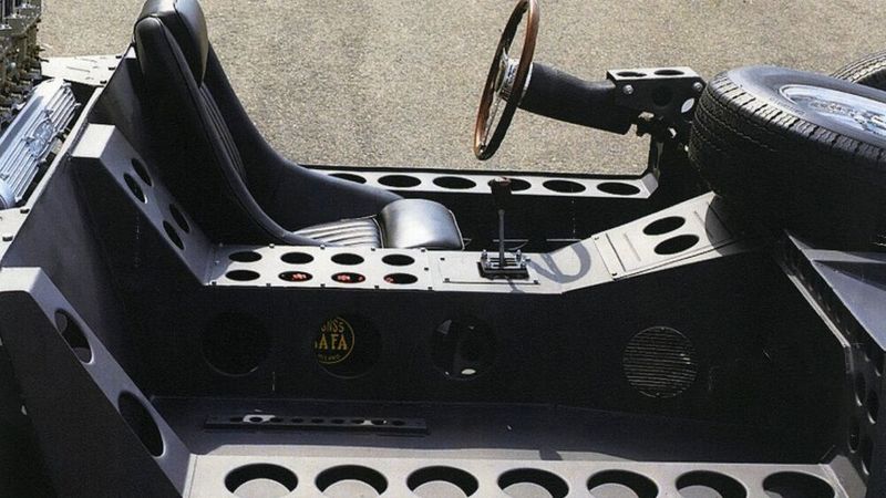 Das Chassis stellte Marchesi in Modena her. Es bestand aus 0,8 Millimeter dünnem Stahlblech, das gekantet und gelocht wurde. Ein zentraler Tunnel dient als tragendes Element und Montagebasis für die Aufhängung, während zwei Hilfsrahmen vorn und hinten die mechanischen Komponenten, die Aufhängung und Zubehörteile tragen. Das Gesamtgewicht liegt bei nicht mehr als 120 Kilogramm. (Bild: Lamborghini)