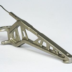 Ein neuer Weg zu mehr Qualität und Flexibilität, der auch die Produktionssicherheit erhöht: Das Einbringen von Sensoren in die Greifer selbst – schon während ihrer additiven Herstellung im 3D-Drucker.